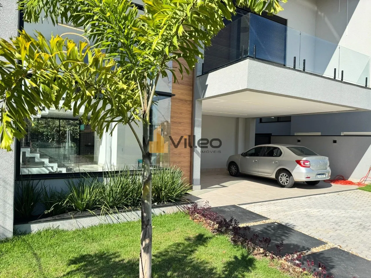Imagem Imagine-se chegando em casa e sendo envolvido por um jardim exuberante e cuidadosamente planejado, o...