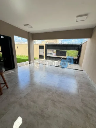 Imagem Casa à venda na cidade de rio verde com 3 quartos, 3 suítes, 2 salas, 1 banheiro, 1 vaga de garagem e 156m² de área.