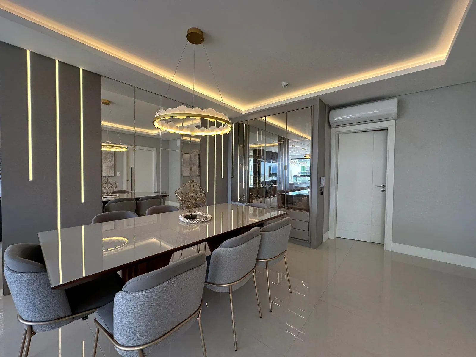 Imagem Apartamento com vista para o mar à venda com 187m2 por R$ 4.900.000,00