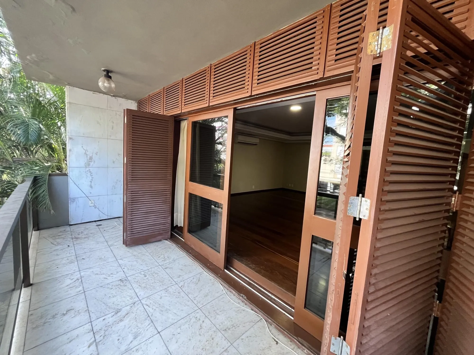 Imagem Apartamento de 4 quartos, suíte, amplo closet, dependência e 2 vagas de garagem