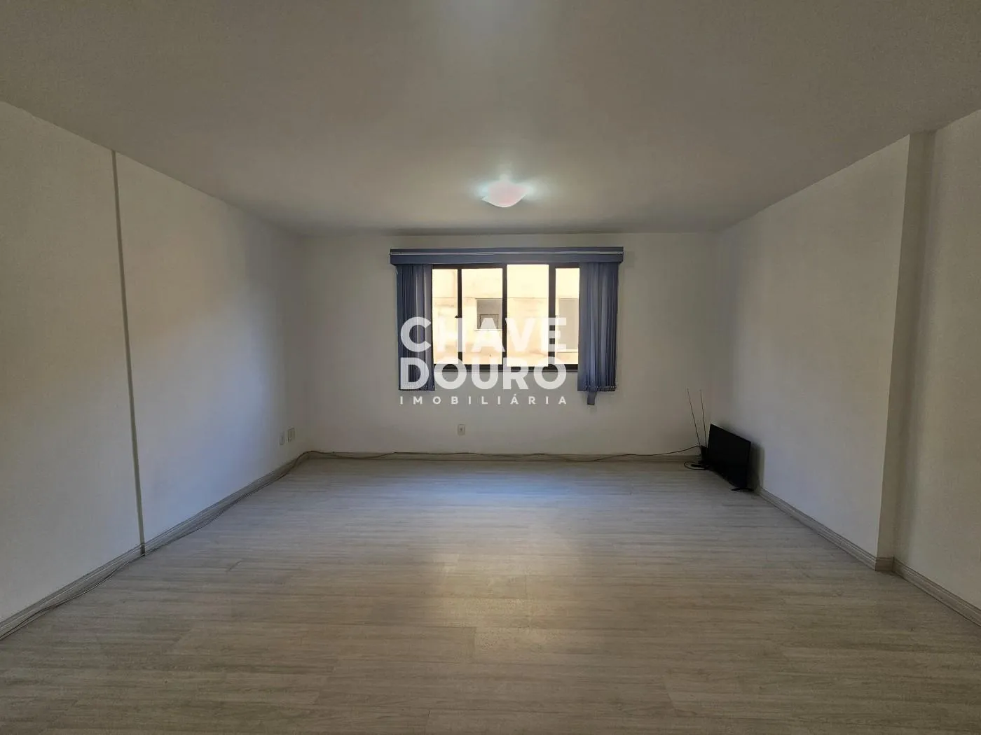 Imagem Apartamento de 2 Quartos (sendo 1 suíte com varanda) + Dependência e 1 Vaga