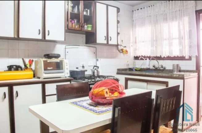Imagem Sobrado 04 suítes, 04 vagas, em ótima localização no Bom Retiro Curitiba PR