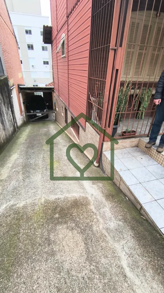 Imagem Ótima oportunidade no bairro Petrópolis. Terreno em declive com 9,90 metros de frente por 33,00 me...