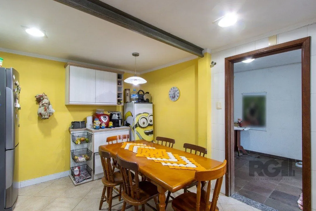 Imagem Casa no bairro Cristal, Possui 4 dormitórios, sendo 1suíte, closet e banheira de hidromassagem, com possibilidade de um podendo 1 dormitórios extra.