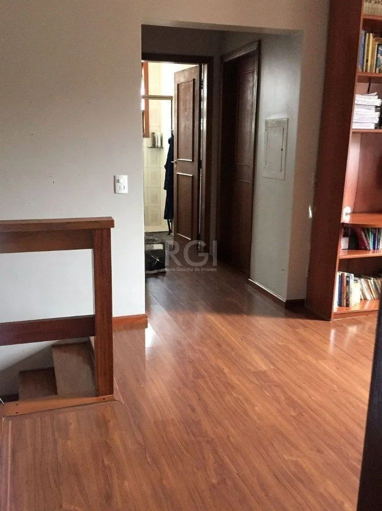 Imagem Casa de 270m² - 3 dormitórios, 1 suíte, churrasqueira, pátio e 3 vagas de garagem