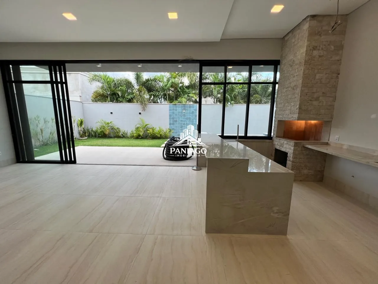 Imagem Casa com 5 Quartos, 4 Suítes e Piscina à Venda no Villa Jardim
