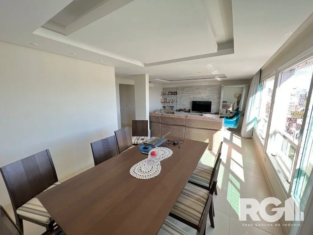 Imagem Espetacular apartamento para VENDA mobiliado, 3 dormitórios, 2 vagas cobertas, infra completa no coração do Bairro Petrópolis.