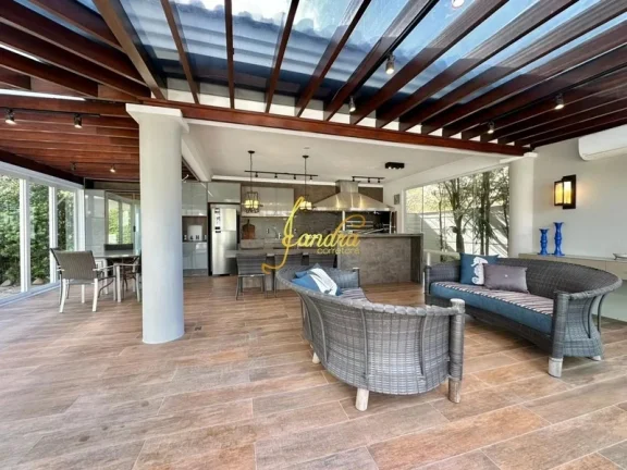 Imagem Excelente sobrado no condominio Lagos com Piscina e 04 suites