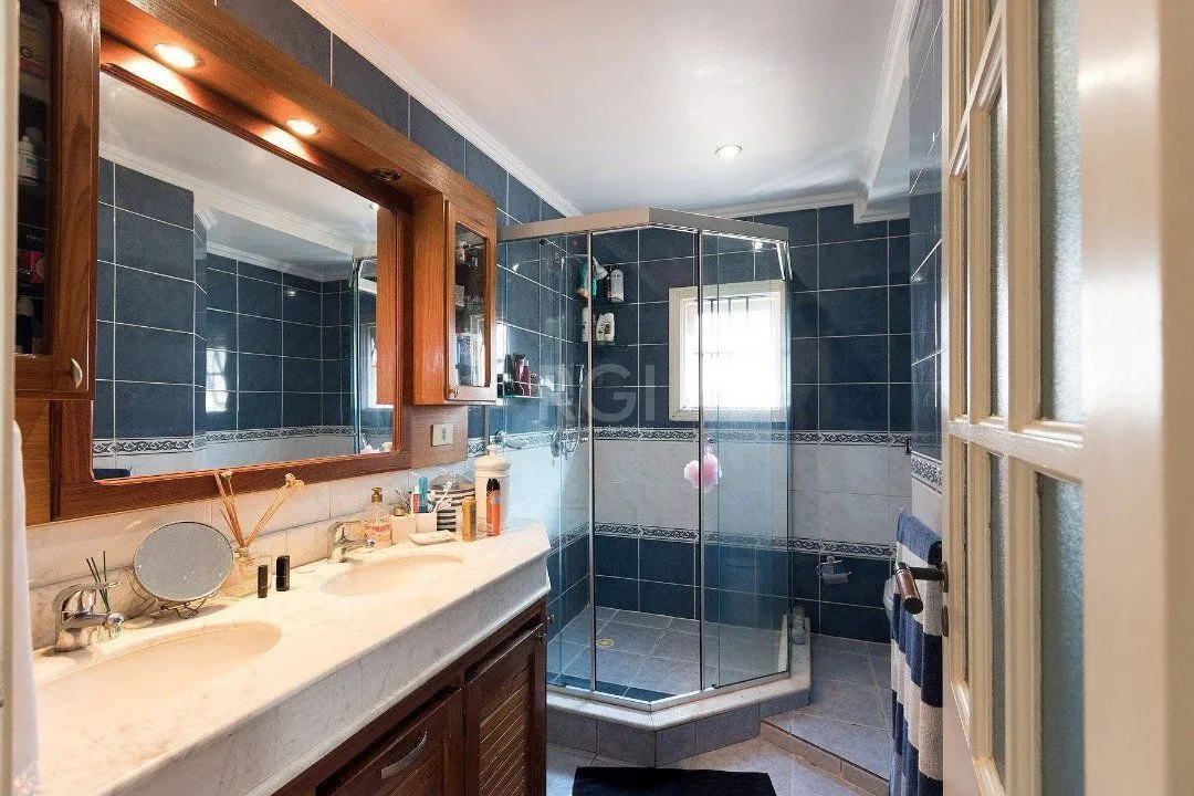 Imagem Casa para Venda - 320m², 5 dormitórios, sendo 2 suites, 3 vagas - Tristeza