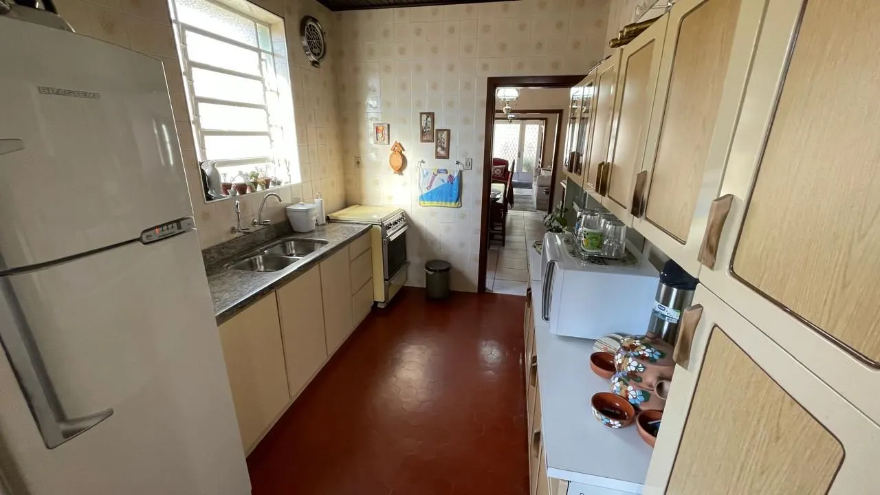 Imagem Casa com pátio com 3 dormitórios, 2 banheiros e 4 vagas.