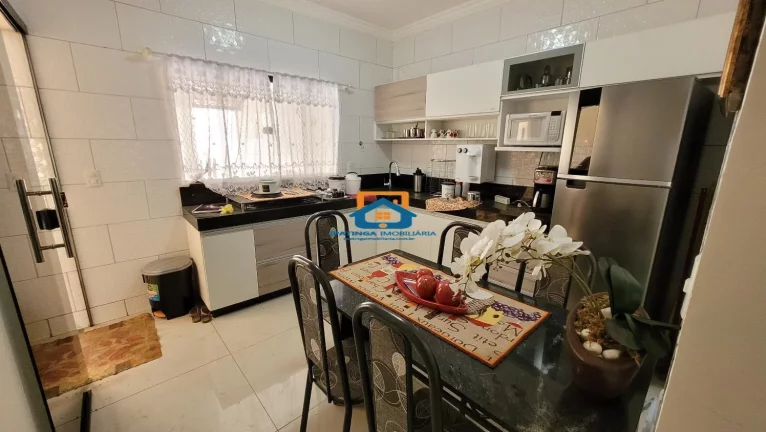 Imagem Já imaginou em morar em um imóvel lindo, casa duplex, espaçosa, acabamento diferenciado, em uma excelente localização no bairro Residencial Bethânia.