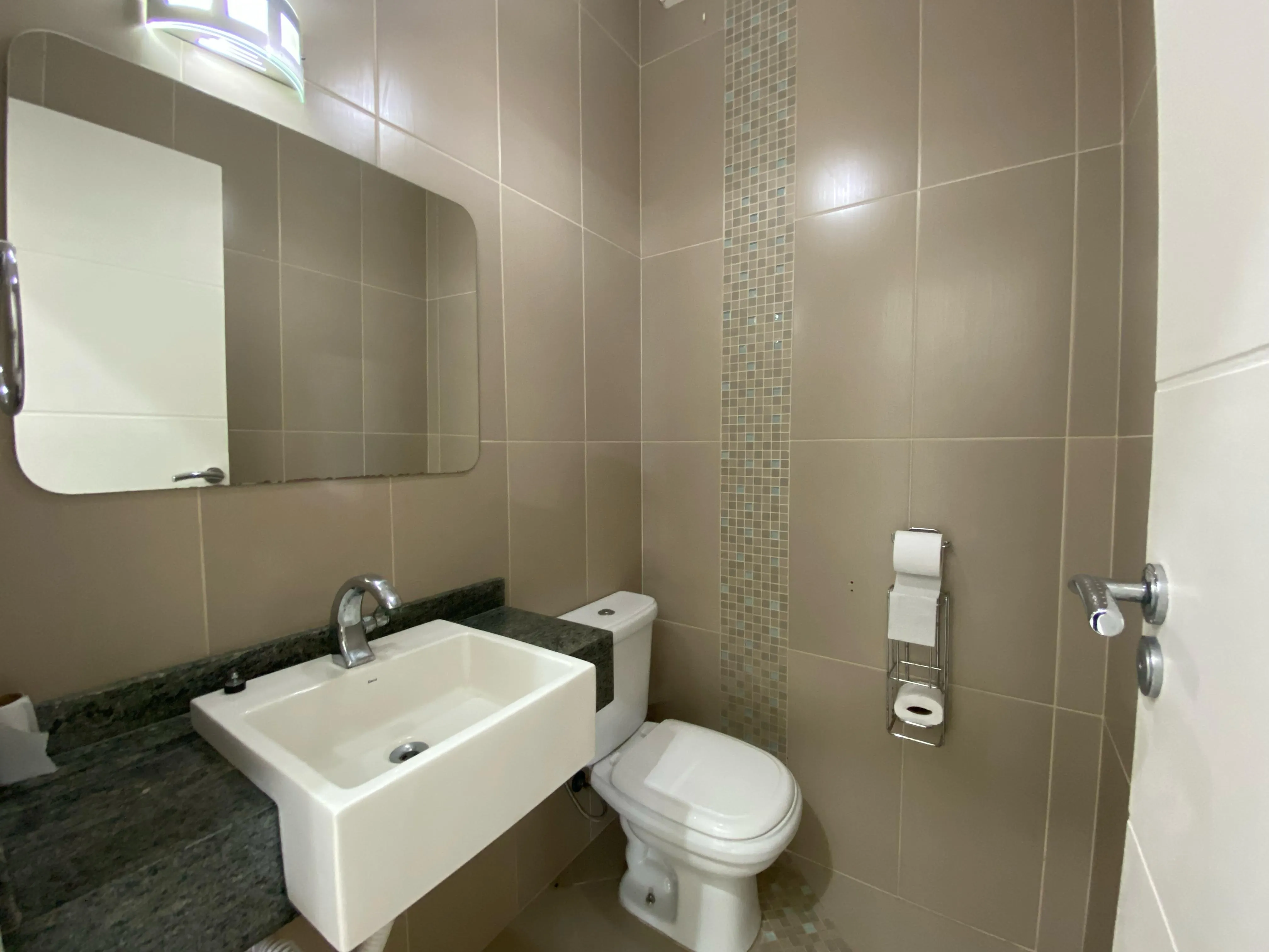 Imagem Exclusivo sobrado de alto padrão no Residencial Saint Charbel à 15min. do Parque Campolim e Shopping Iguatemi