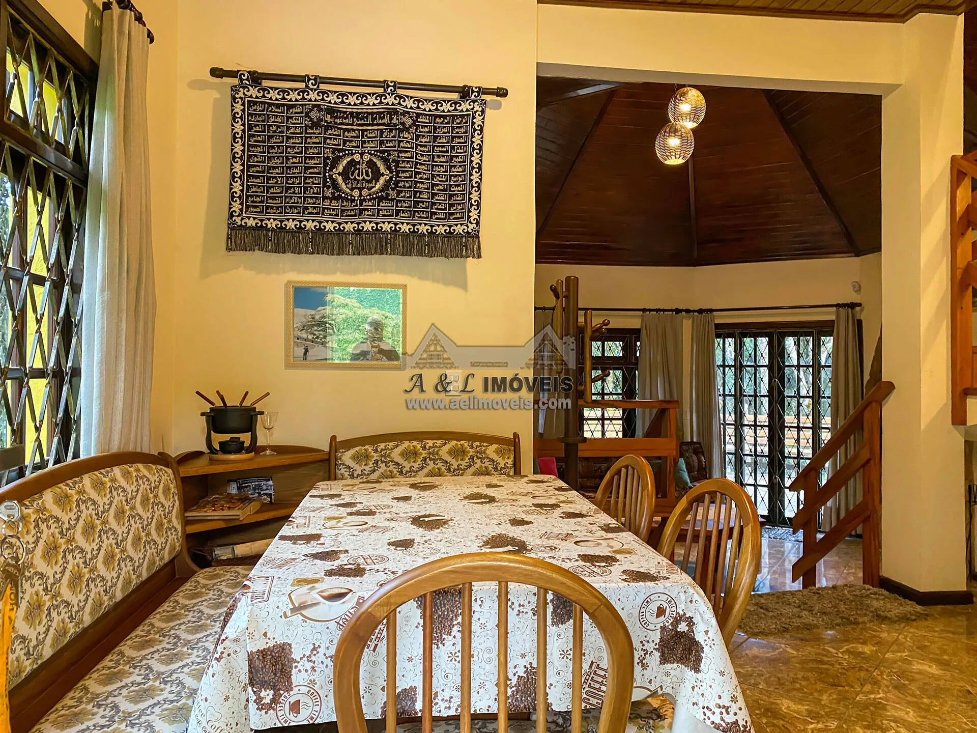 Imagem Casa à venda em Campos do Jordão - Belo imóvel com 3 dormitórios