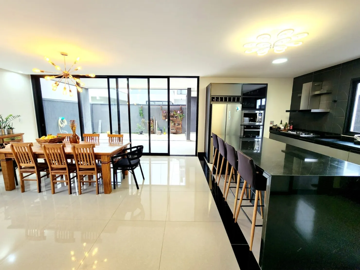 Imagem Casa à venda 4 Quartos, 2 Suites, 2 Vagas, 300M², Piracangaguá, Taubaté - SP | Condomínio Ouroville
