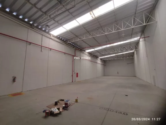 Imagem Galpão Comercial para Locação em Barueri-SP, Chácaras Marco: 2 banheiros, 4 vagas, 690m² de área!