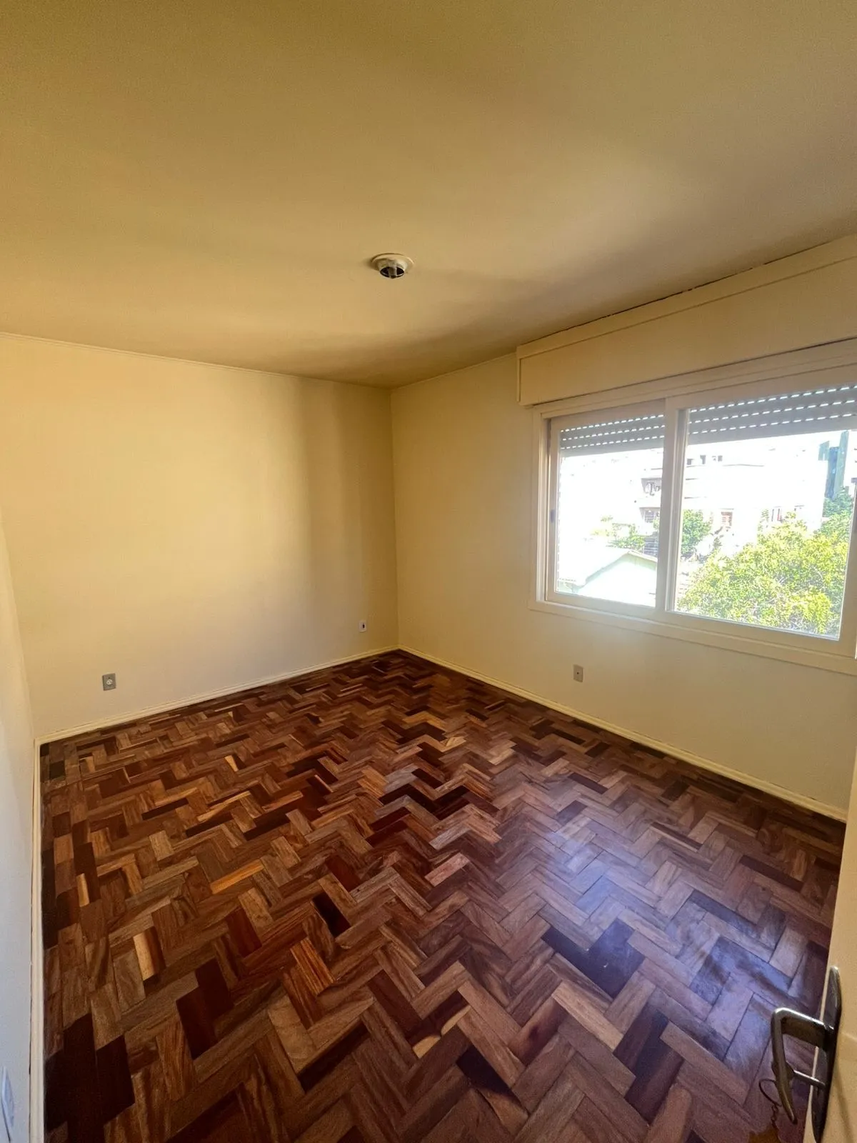 Imagem 02 dorm, 73 m², sol da tarde, com vaga, dep e banho aux, no Passo da Areia
