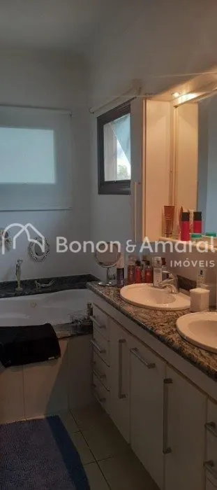 Imagem "Exclusiva Casa com 4 Dormitórios, Área Gourmet e Piscina em Condomínio Fechado em Valinhos"