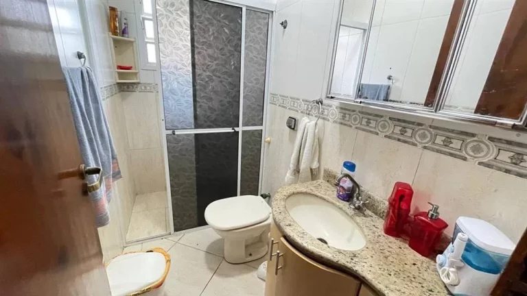 Imagem Conforto e Lazer a Passos da Praia: Sobrado com Piscina e Hidromassagem!