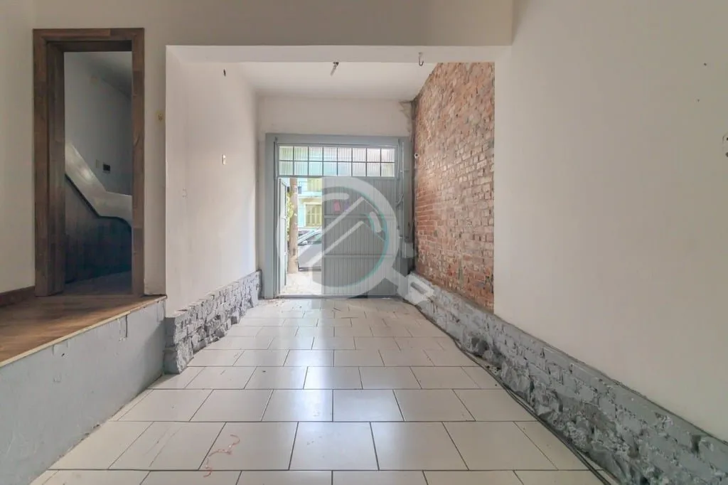 Imagem Sobrado três quartos com uma suíte, living, banheiro social, cozinha e pátio. O sobrado possui ar...