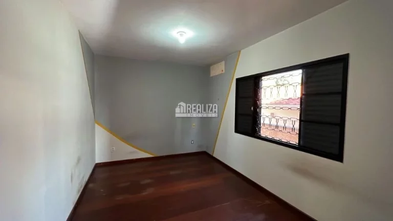 Imagem Casa à venda e locação no bairro São Sebastião, Uberaba - 3 dormitórios e quintal