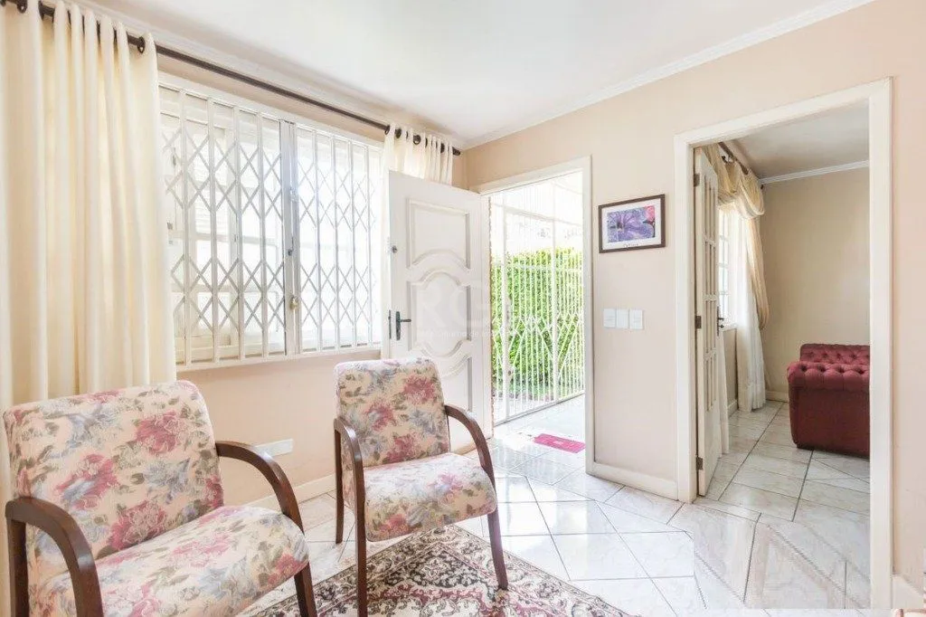 Imagem Casa para Venda - 258m², 3 dormitórios, sendo 1 suites, 4 vagas - Teresópolis