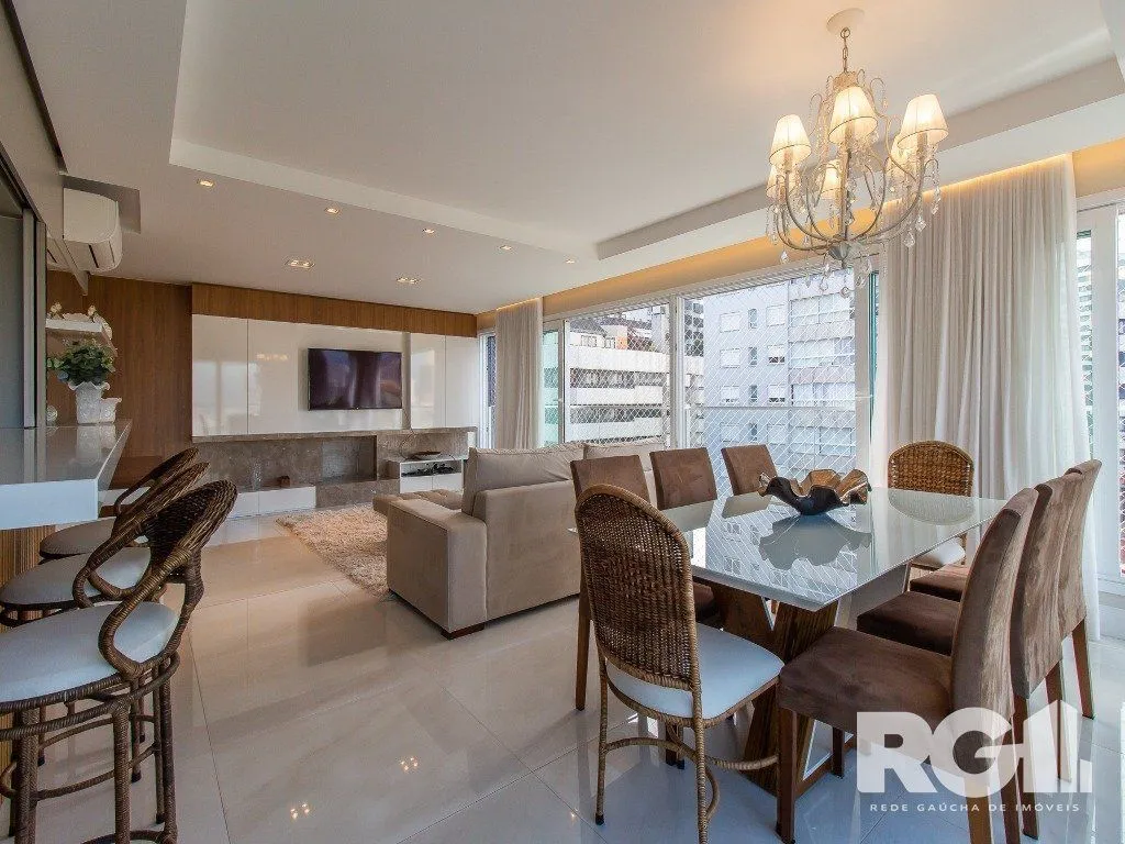Imagem Belíssimo apartamento todo decorado por arquiteto. Apartamento com 170 m2, 3 suítes, sendo 1 suíte máster no bairro Petrópolis.