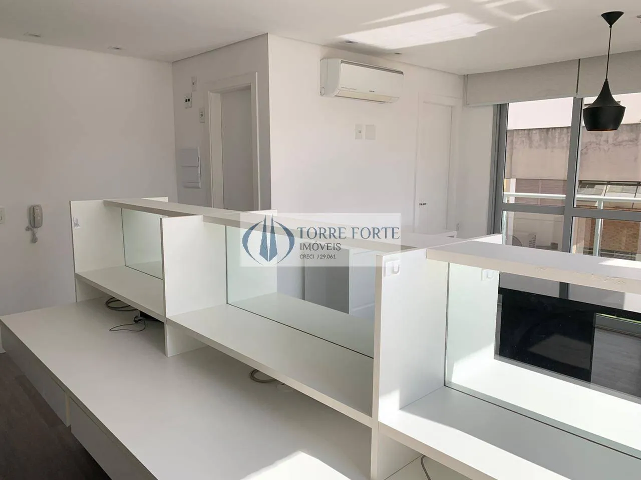Imagem Ótima sala comercial com 35 m² 1 banheiro 1 copa, varanda 1 vaga de garagem