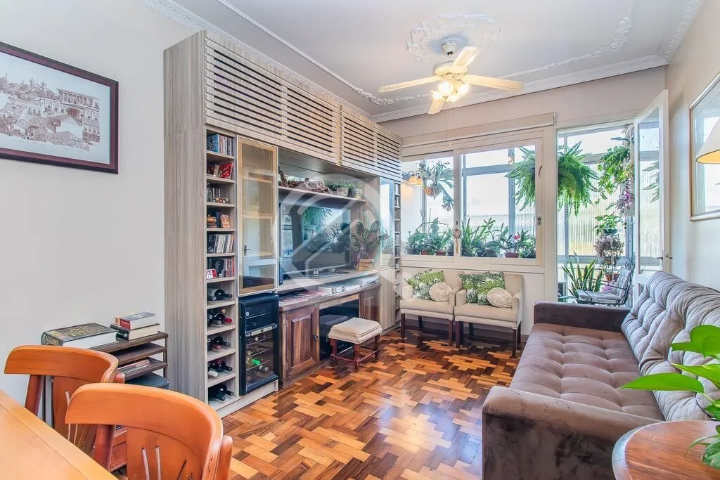 Imagem Amplo apartamento de 3 Dormitórios semi-mobiliado, amplo living com armário, varanda, cozinha indi...