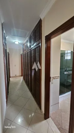 Imagem Casa com 4 dormitórios + 1 suíte + edícula em Ponta da Praia, Santos/SP