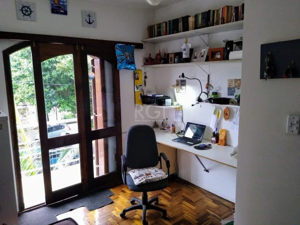 Imagem Casa para Venda - 240m², 3 dormitórios, 3 vagas - Teresópolis