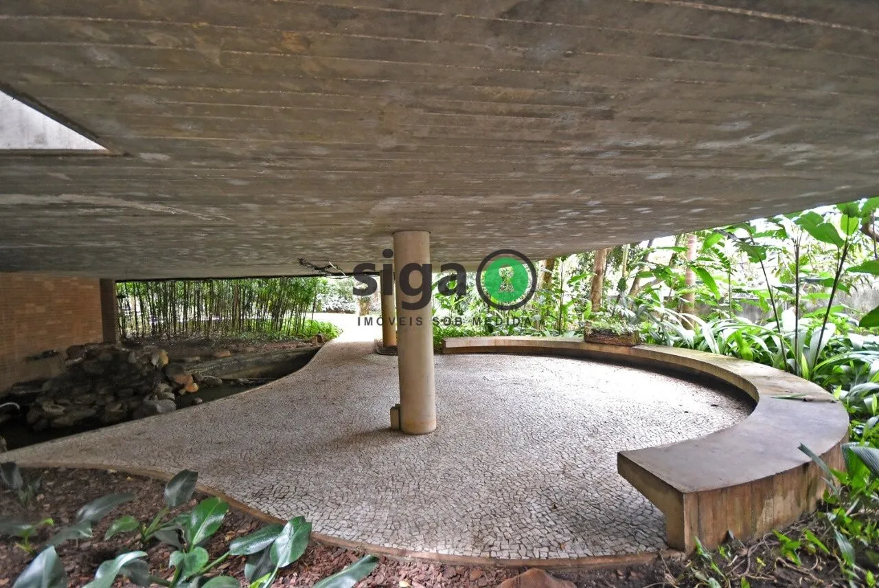 Imagem UMA CASA ICÔNICA NA CIDADE JARDIM | 976 m² | ARQUITETURA ATEMPORAL EM MEIO AO VERDE