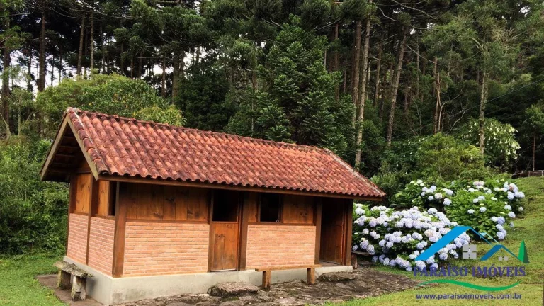 Imagem Refúgio na Serra da Mantiqueira com vistas panorâmicas.