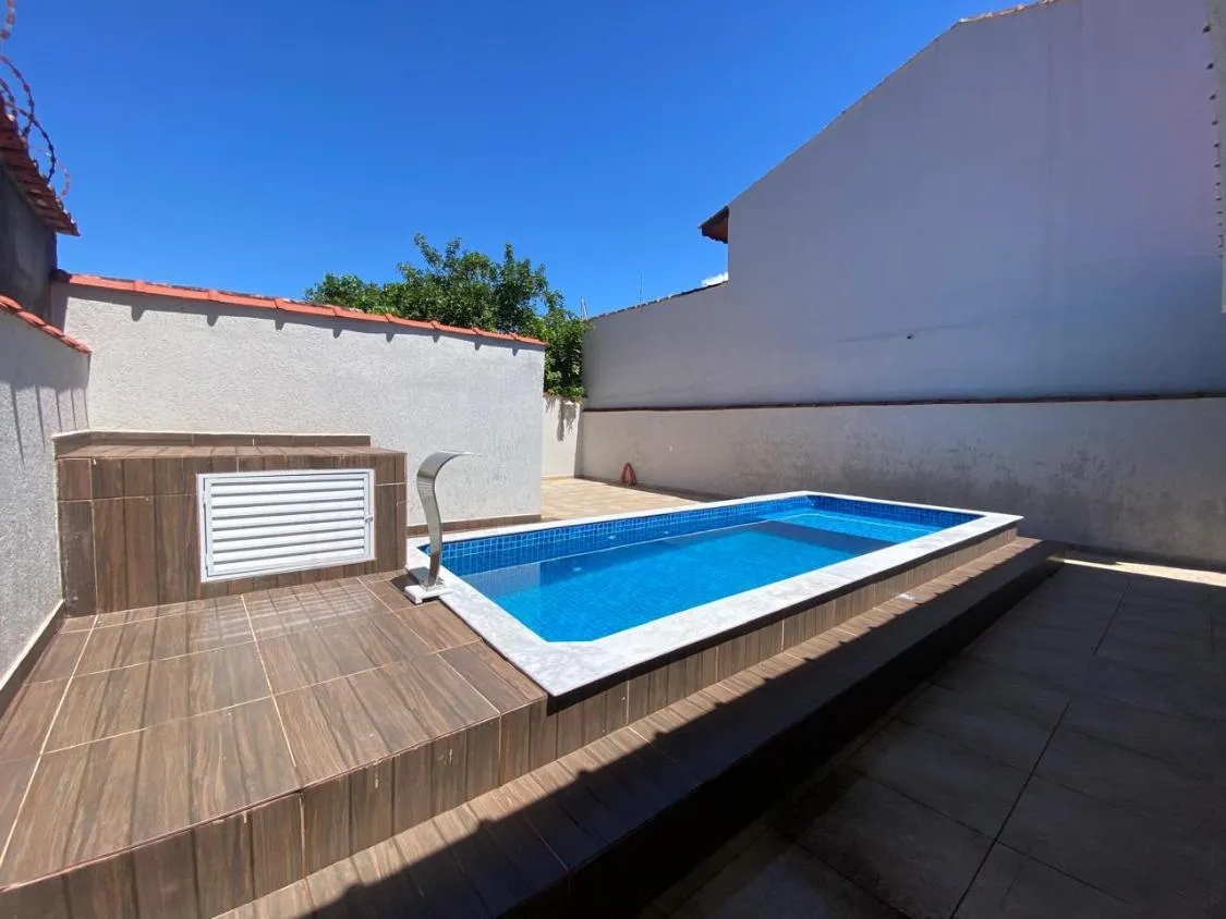 Imagem CASA NOVA COM PISCINA, 3 DORMITÓRIOS E AMPLO QUINTAL NO JARDIM BOPIPORANGA EM ITANHAÉM