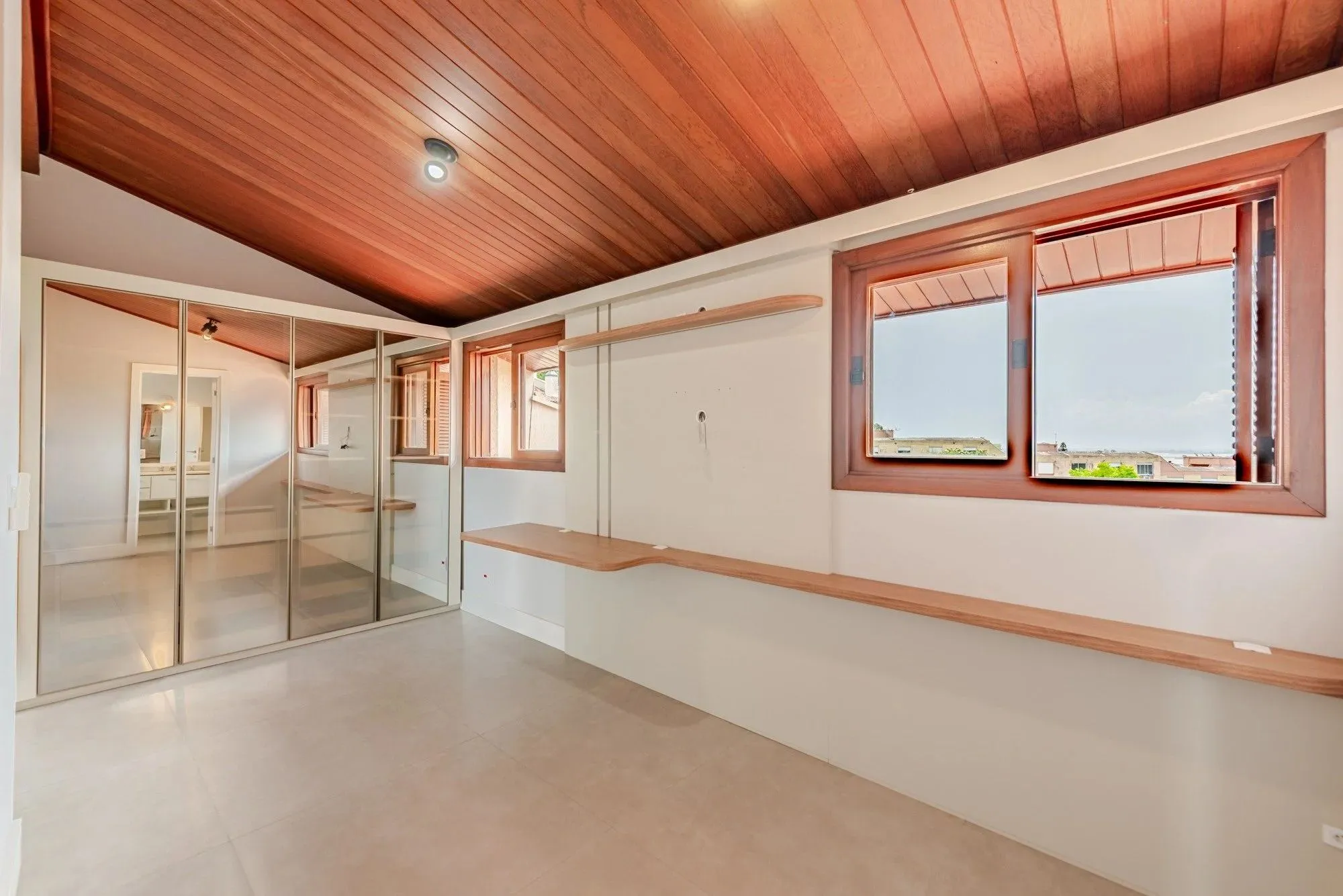 Imagem Casa em condomínio com 3 dormitórios, suíte e 3 vagas.