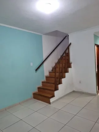 Imagem Sobrado individual à venda no Maracanã em Praia Grande-SP, com 2 dormitórios sendo suítes, sala ampla, cozinha com armários planejados, 1 lavabo, banheiro com box e gabinete, lavanderia, churrasqueira, vaga de garagem, portão em alumínio, a 150 metros da 