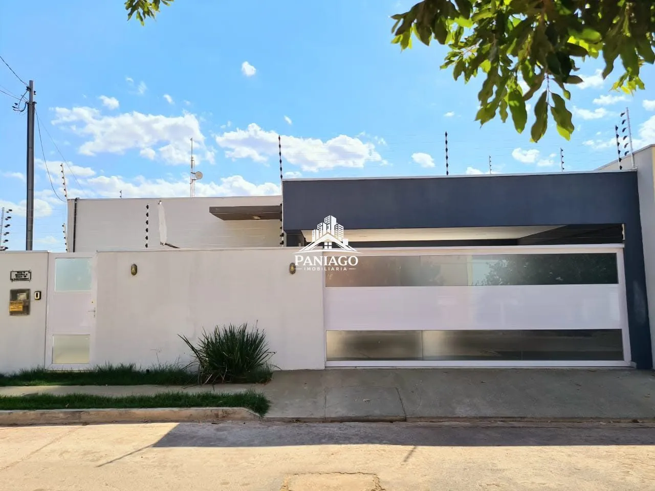 Imagem Casa com 3 Quartos, Piscina e Energia Solar à Venda no Jardim Comodoro