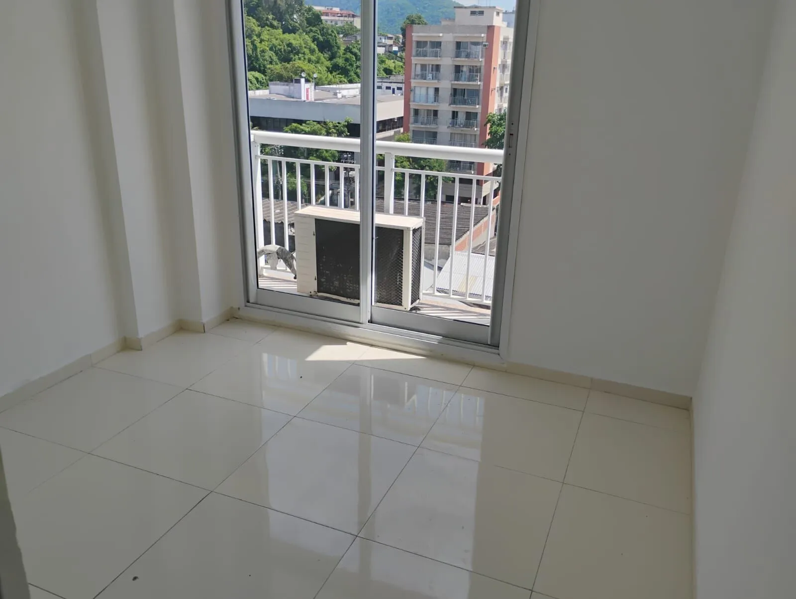Foto do imóvel Sala comercial à venda em Rio de Janeiro/RJ em Estrada dos Bandeirantes