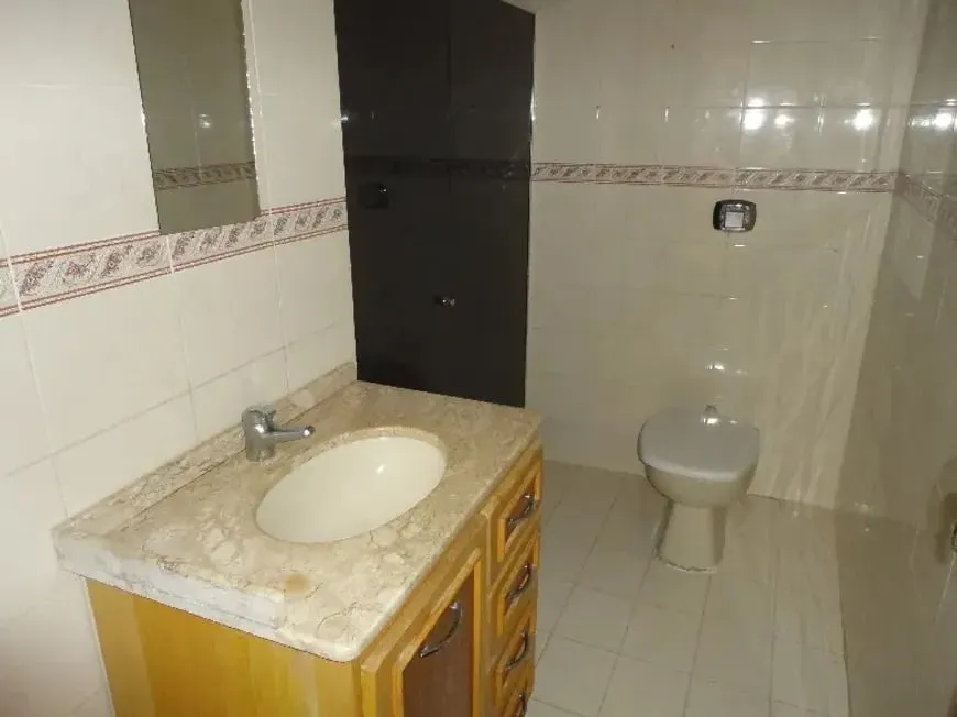 Imagem Casa com três dormitórios, suíte, piscina e 3 vagas.