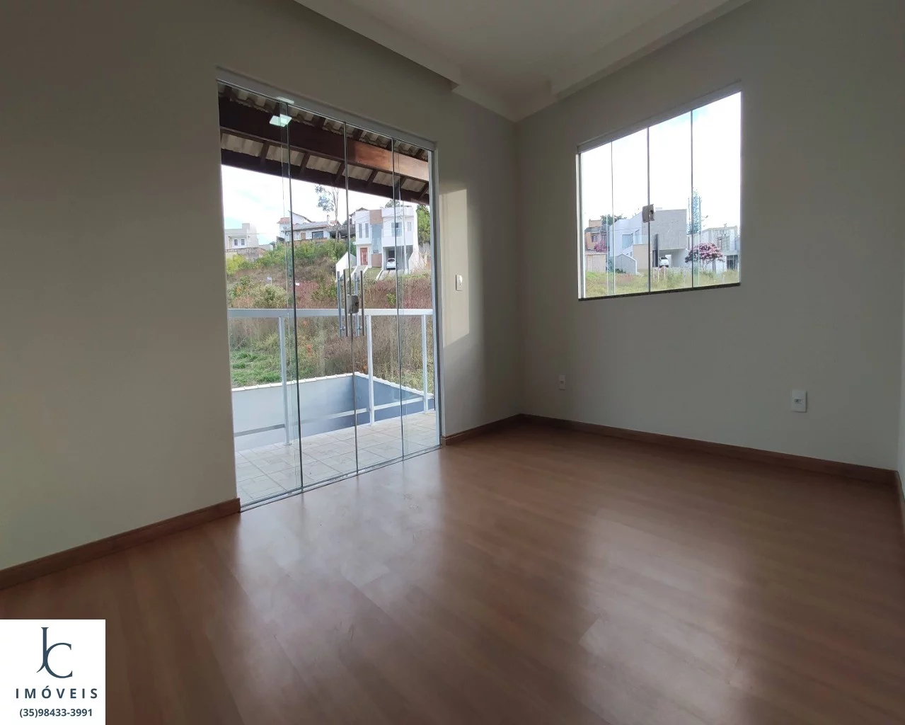 Imagem Casa à venda em condomínio horizontal fechado em São Lourenço MG. Portaria 24 h., bem localizado em bairro nobre.