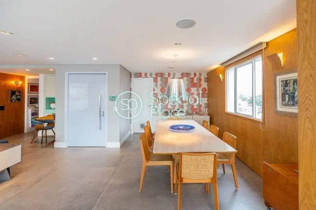 Imagem Totalmente reformado, apto com 201m² com planta versátil e super bem localizado. Amplo living com ...
