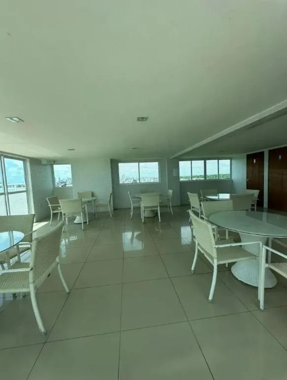 Imagem Apartamento com 2 quartos e suíte a 90m da praia de Intermares. Rooftop com piscina e excelente opção para investir.