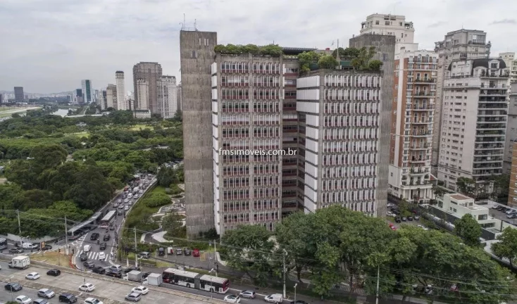 Imagem Conjunto comercial com 941m² na Av. Pres. Juscelino Kubitschek