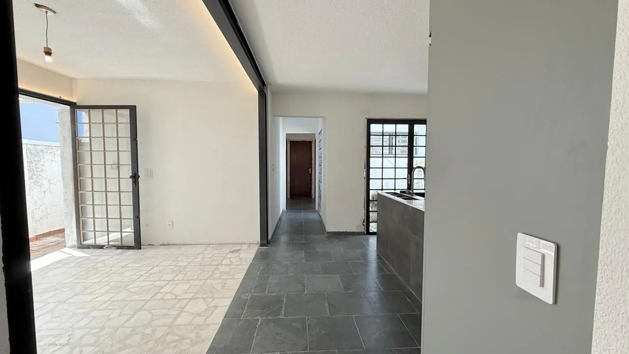 Imagem Casa semi reformada com 4 dormitórios e 4 vagas no Chácara das Pedras próx. Joao Wallig.