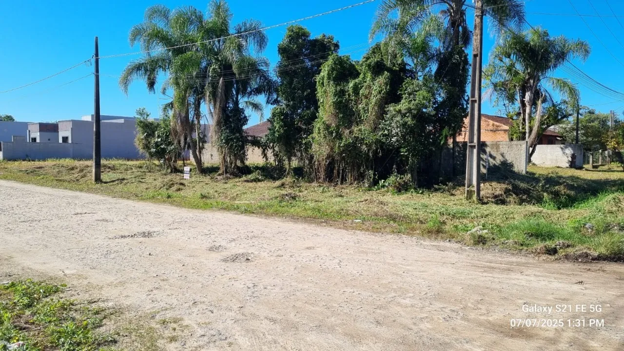 Imagem Terreno de Esquina em Itapoá - Localização Estratégica 
Terreno de esquina, com 12x30m, oferece ...
