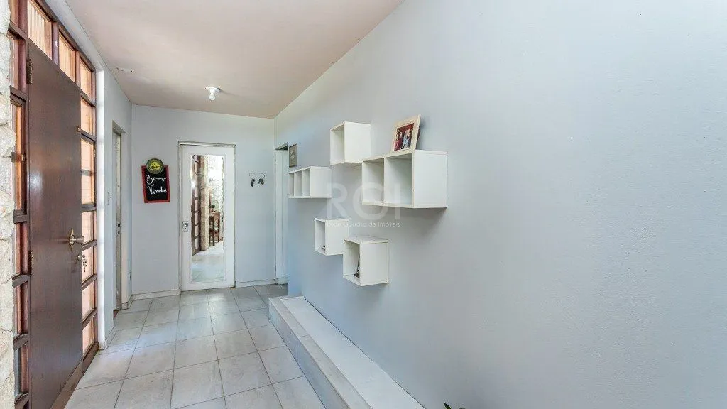 Imagem Vende casa com 05 quartos e garagem para 5 carros.