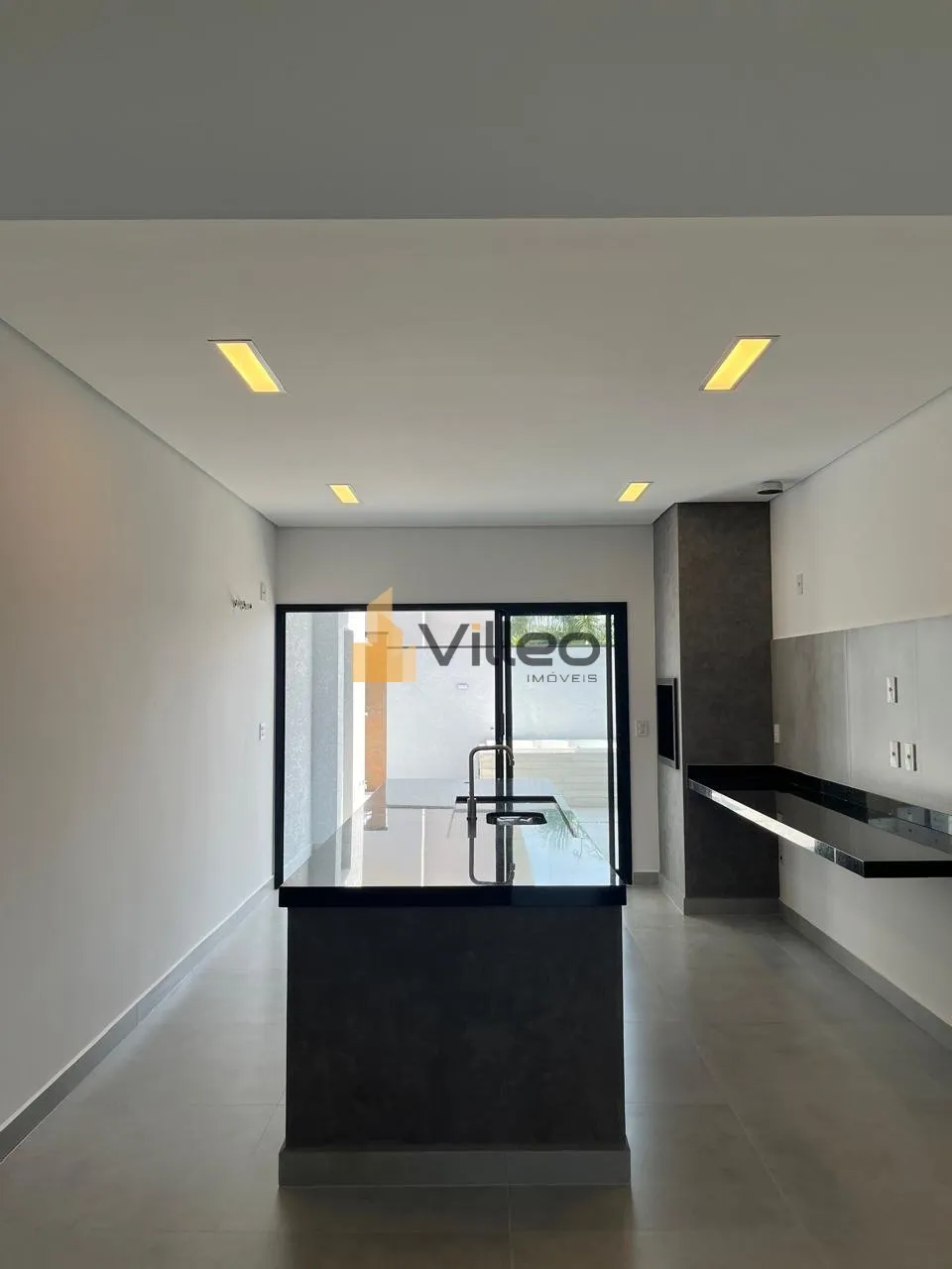 Imagem Descubra o equilíbrio perfeito entre modernidade, conforto e segurança nesta belíssima casa térr...