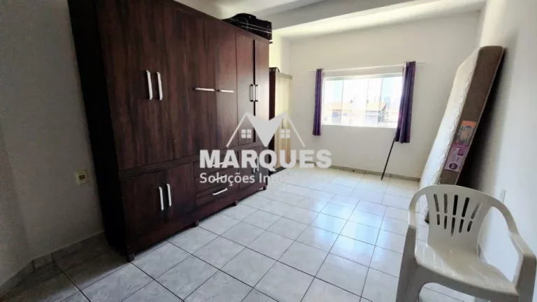 Imagem Casa principal mais 2 pequenas casas e salão c/ 80m2