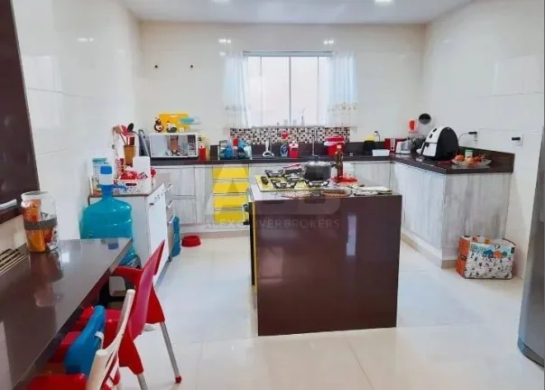 Imagem Casa à venda em Vargem Grande, 4 quartos, 3 vagas e 350m2 de área útil.