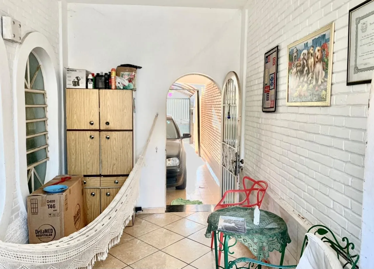 Imagem Comercial para Locação 6 Quartos, 3 Suites, 4 Vagas, 400M², Centro, Taubaté - SP