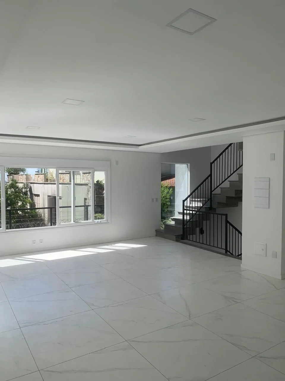 Imagem Casa com 3 dormitórios e suíte à Venda no Bairro Medianeira - Porto Alegre/RS
